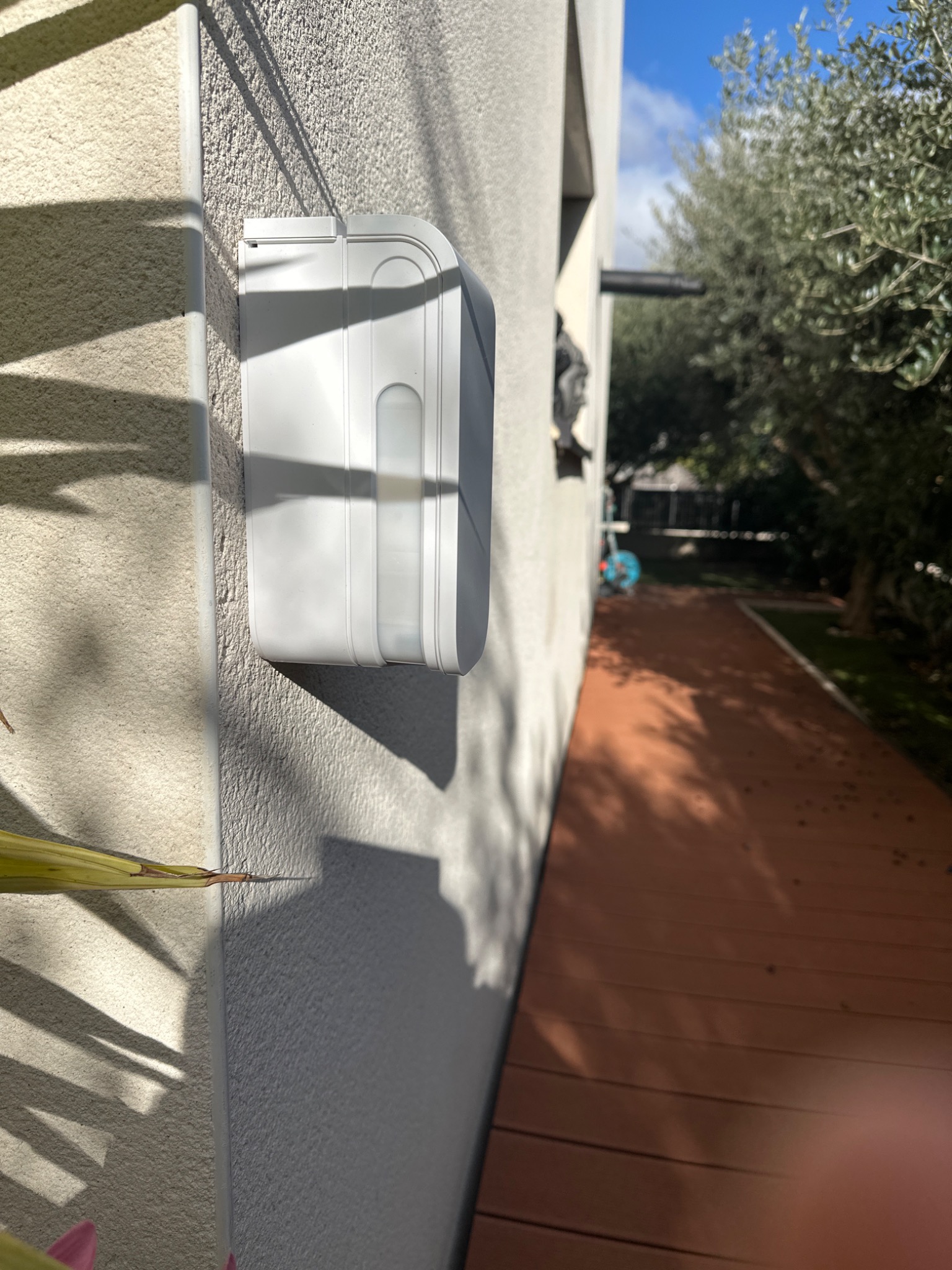 Détecteur extérieur Daitem installé sur façade