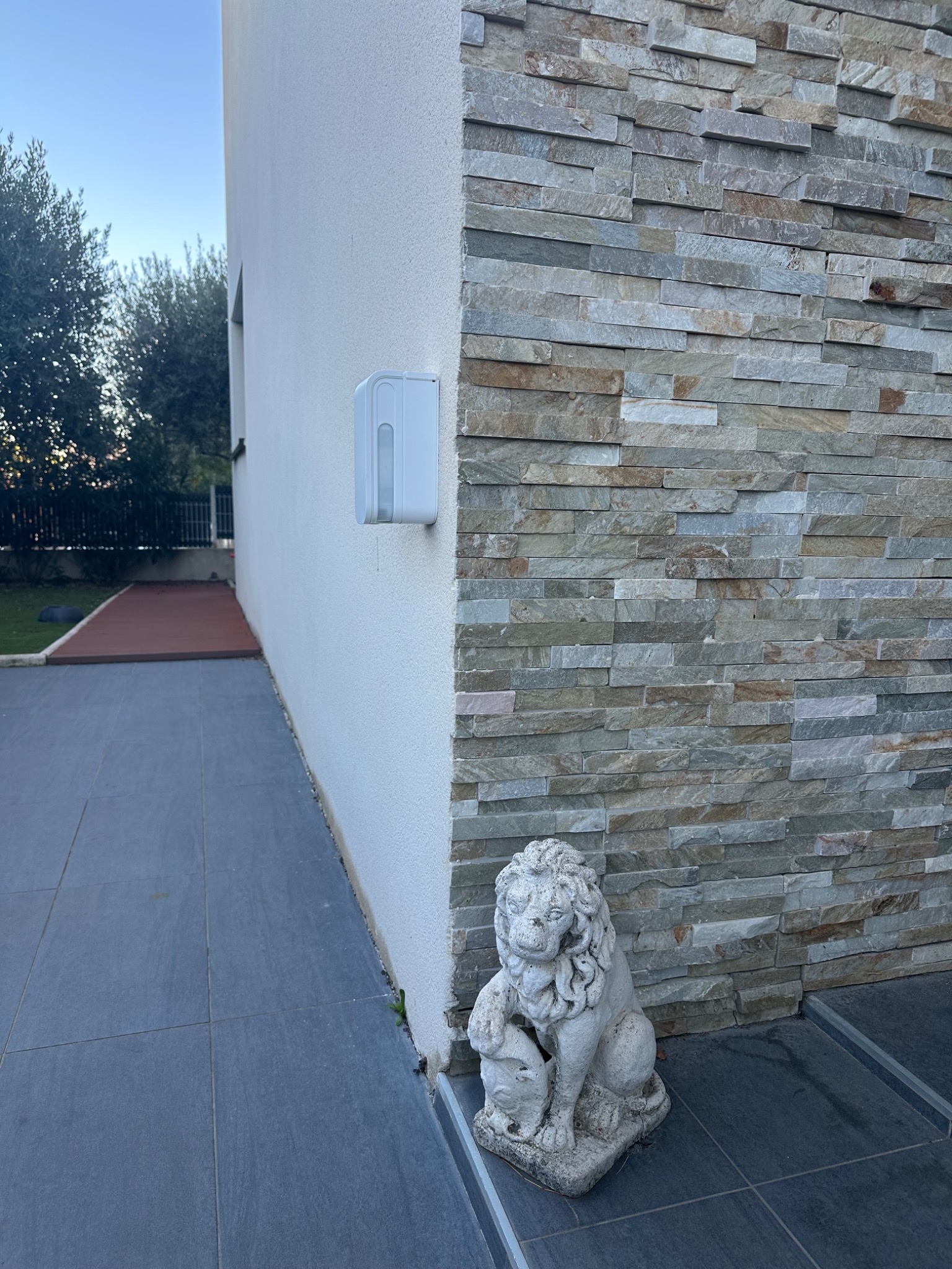 Détecteur extérieur Daitem installé à l’angle d’une maison