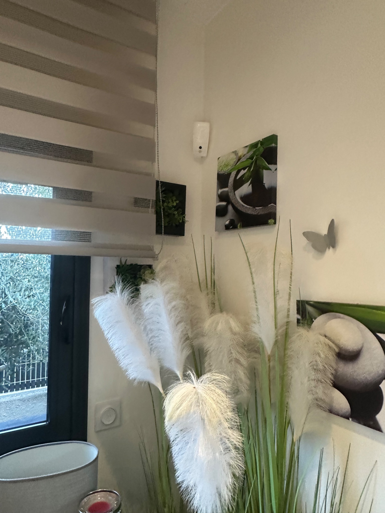 Détecteur intérieur Daitem dans une pièce de vie